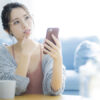 アコムの審査結果が来ないので困っている女性