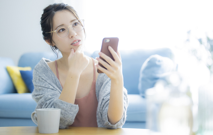 アコムの審査結果が来ないので困っている女性