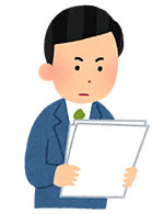 書類をチェックする男性